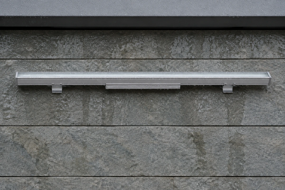 fogging-is-not-a-leak-linear-wall-washer-mounted-rain fogging-is-not-a-leak-linear-wall-washer-mounted-rain